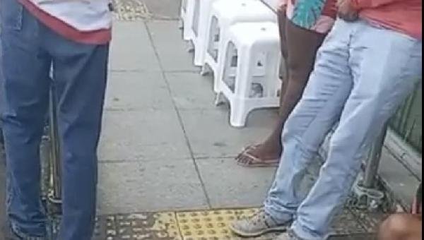 FILA NA ENTRADA DA CAIXA ECONÔMICA VIRA NEGÓCIO EM ILHÉUS