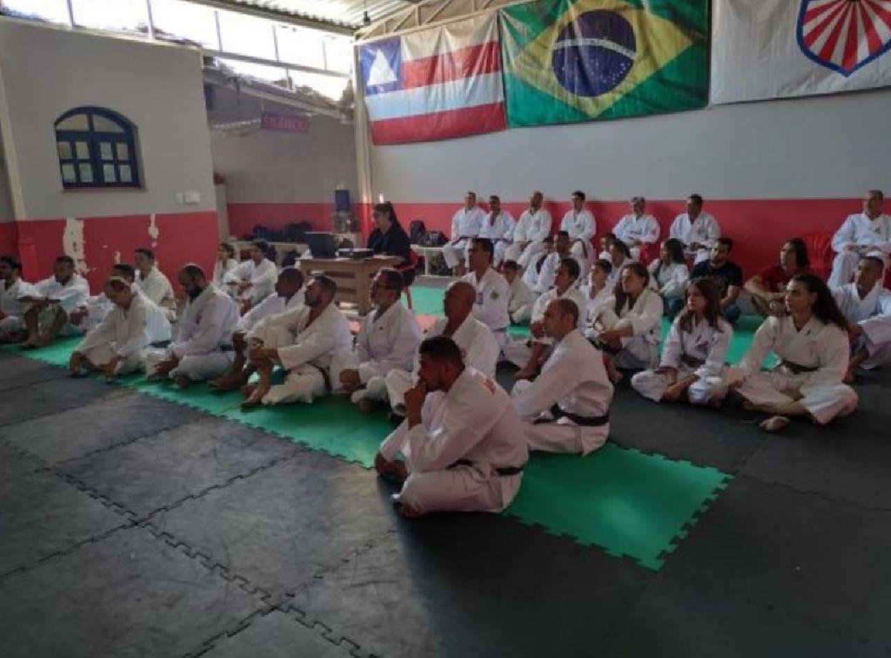 PREPARANDO ÁRBITROS E ATLETAS PARA COMPETIÇÕES DE KARATÊ PREPARANDO ÁRBITROS E ATLETAS PARA COMPETIÇÕES DE KARATÊ