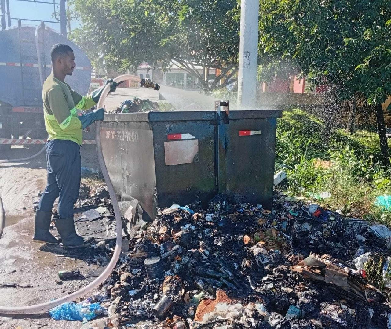 CONTÊINER DE LIXO É INCENDIADO EM ATO DE VANDALISMO EM ILHÉUS