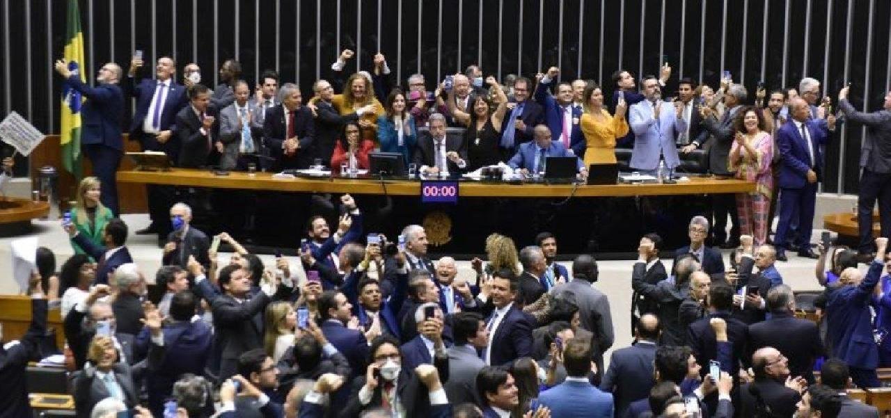 CÂMARA APROVA NOVO PISO SALARIAL DE R$ 4,7 MIL PARA ENFERMAGEM CÂMARA APROVA NOVO PISO SALARIAL DE R$ 4,7 MIL PARA ENFERMAGEM