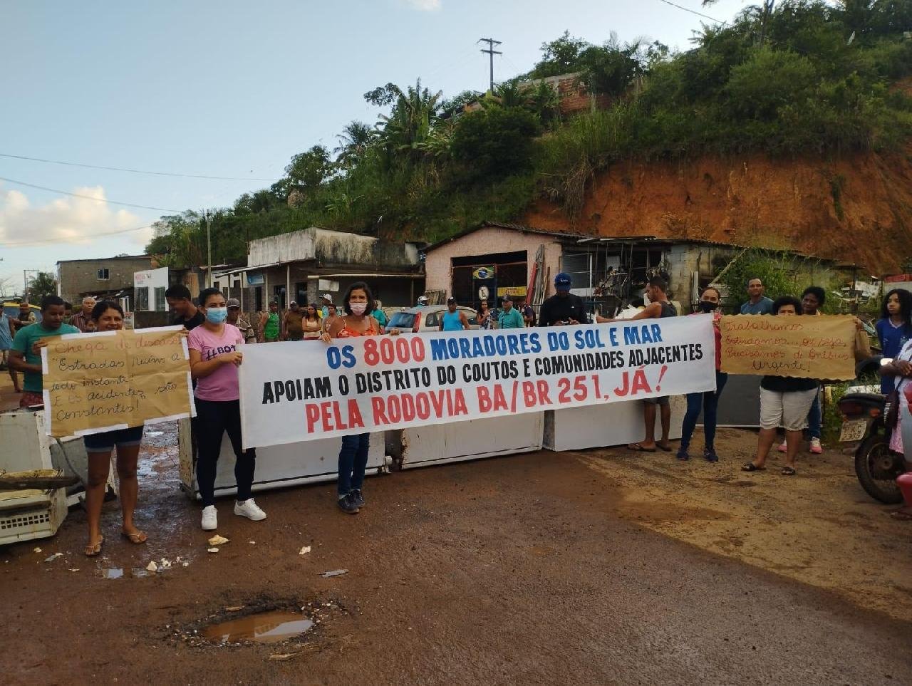 MORADORES FECHAM A BR-251 EM PROTESTO ÀS MÁS CONDIÇÕES DA ESTRADA - O  Tabuleiro