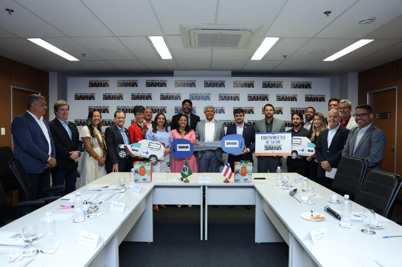 AMBULÂNCIAS, VEÍCULOS ADMINISTRATIVOS E EQUIPAMENTOS PARA A SAÚDE SÃO ENTREGUES PELO GOVERNO DO ESTADO DURANTE REUNIÃO COM PREFEITURA DE ILHÉUS 