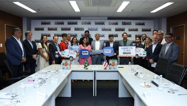 AMBULÂNCIAS, VEÍCULOS ADMINISTRATIVOS E EQUIPAMENTOS PARA A SAÚDE SÃO ENTREGUES PELO GOVERNO DO ESTADO DURANTE REUNIÃO COM PREFEITURA DE ILHÉUS 
