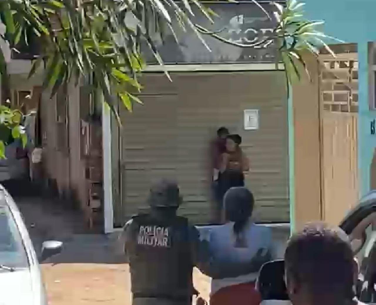HOMEM EM SURTO FAZ ESPOSA REFÉM COM FACA NO IGUAPE! APÓS AÇÃO DA PM, MULHER É LIBERADA SEM FERIMENTOS