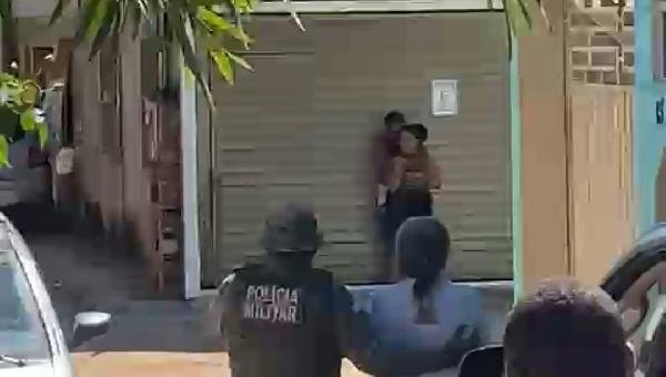 HOMEM EM SURTO FAZ ESPOSA REFÉM COM FACA NO IGUAPE! APÓS AÇÃO DA PM, MULHER É LIBERADA SEM FERIMENTOS