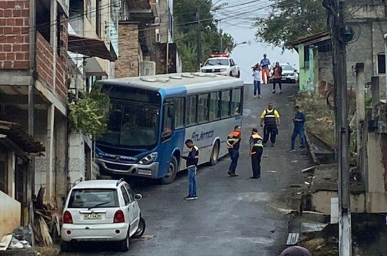 ITABUNA: ÔNIBUS DESTRÓI FRENTE DE CASA NO JOÃO SOARES ITABUNA: ÔNIBUS DESTRÓI FRENTE DE CASA NO JOÃO SOARES