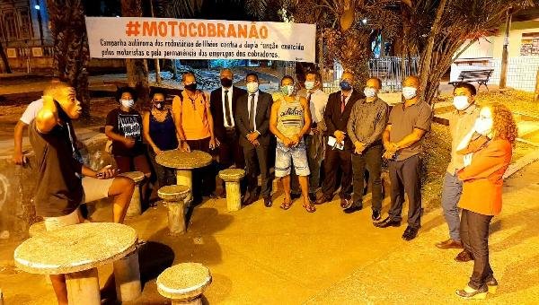 COBRADORES DE ÔNIBUS E VEREADORES PROTESTAM CONTRA FUNÇÃO DE  "MOTOCOBRA"