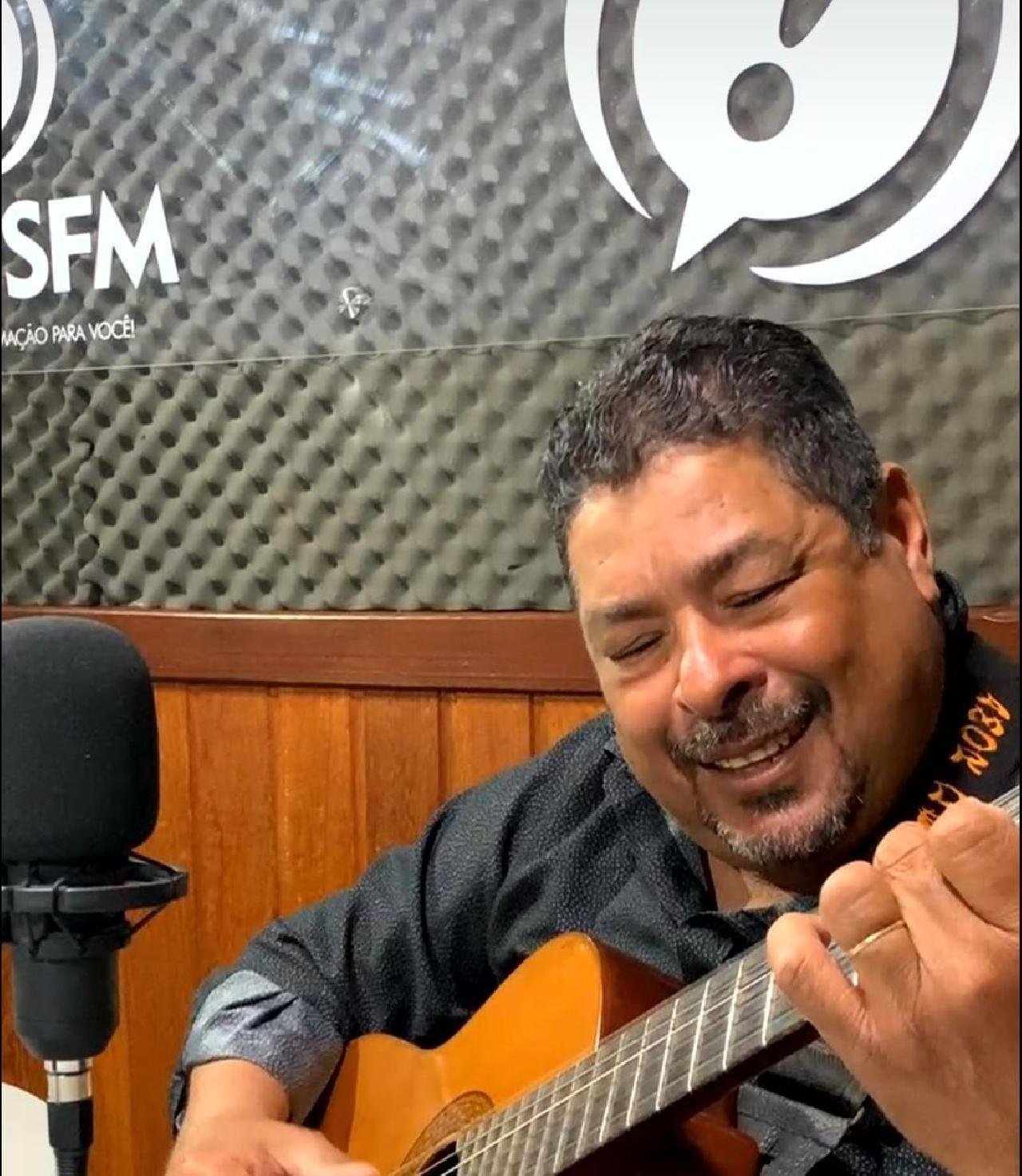 “SÃO 27 CANÇÕES”, DIZ KEKETA SOBRE O REPERTÓRIO NO TRIBUTO A EMÍLIO SANTIAGO EM ILHÉUS