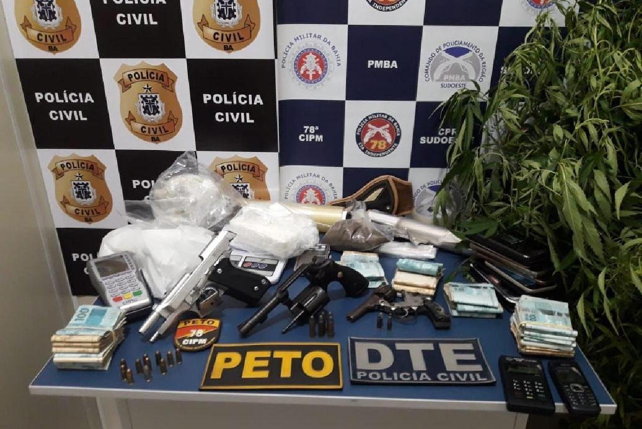 VITÓRIA DA CONQUISTA: MÃE E FILHO SÃO PRESOS COM R$ 34 MIL, ARMAS E DROGAS VITÓRIA DA CONQUISTA: MÃE E FILHO SÃO PRESOS COM R$ 34 MIL, ARMAS E DROGAS