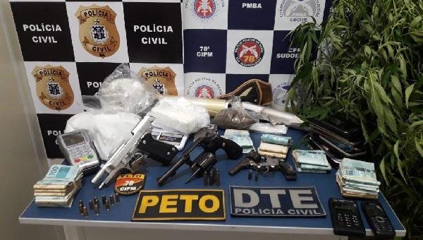 VITÓRIA DA CONQUISTA: MÃE E FILHO SÃO PRESOS COM R$ 34 MIL, ARMAS E DROGAS