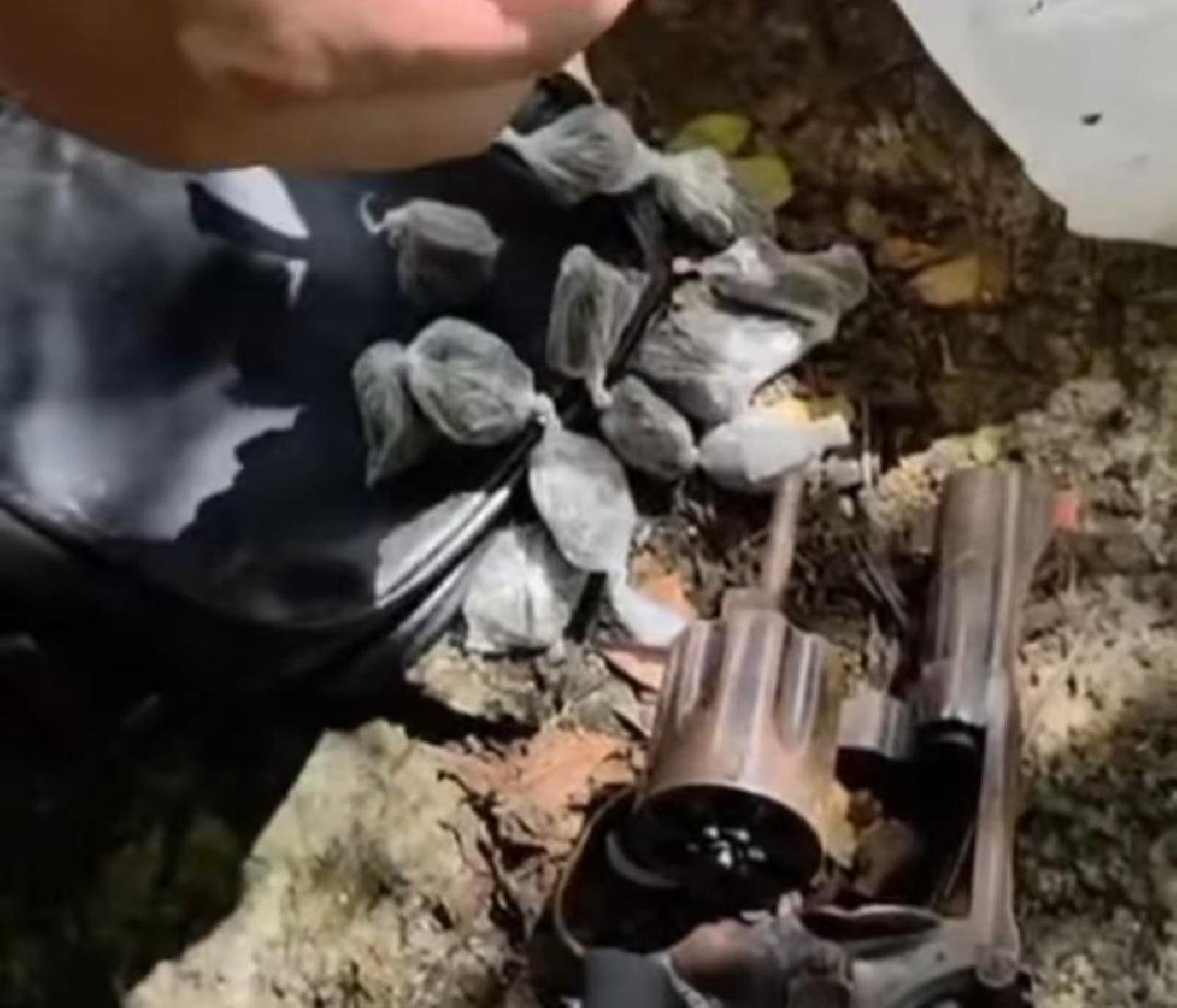 DOIS HOMENS SÃO PRESOS EM FLAGRANTE POR TRÁFICO DE DROGAS E PORTE ILEGAL DE ARMA EM IBICUÍ