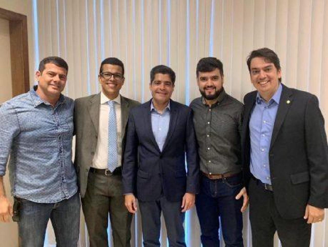 ILHÉUS: VALDERICO JÚNIOR SE FILIA AO DEM E ANUNCIA PRÉ-CANDIDATURA A PREFEITO ILHÉUS: VALDERICO JÚNIOR SE FILIA AO DEM E ANUNCIA PRÉ-CANDIDATURA A PREFEITO