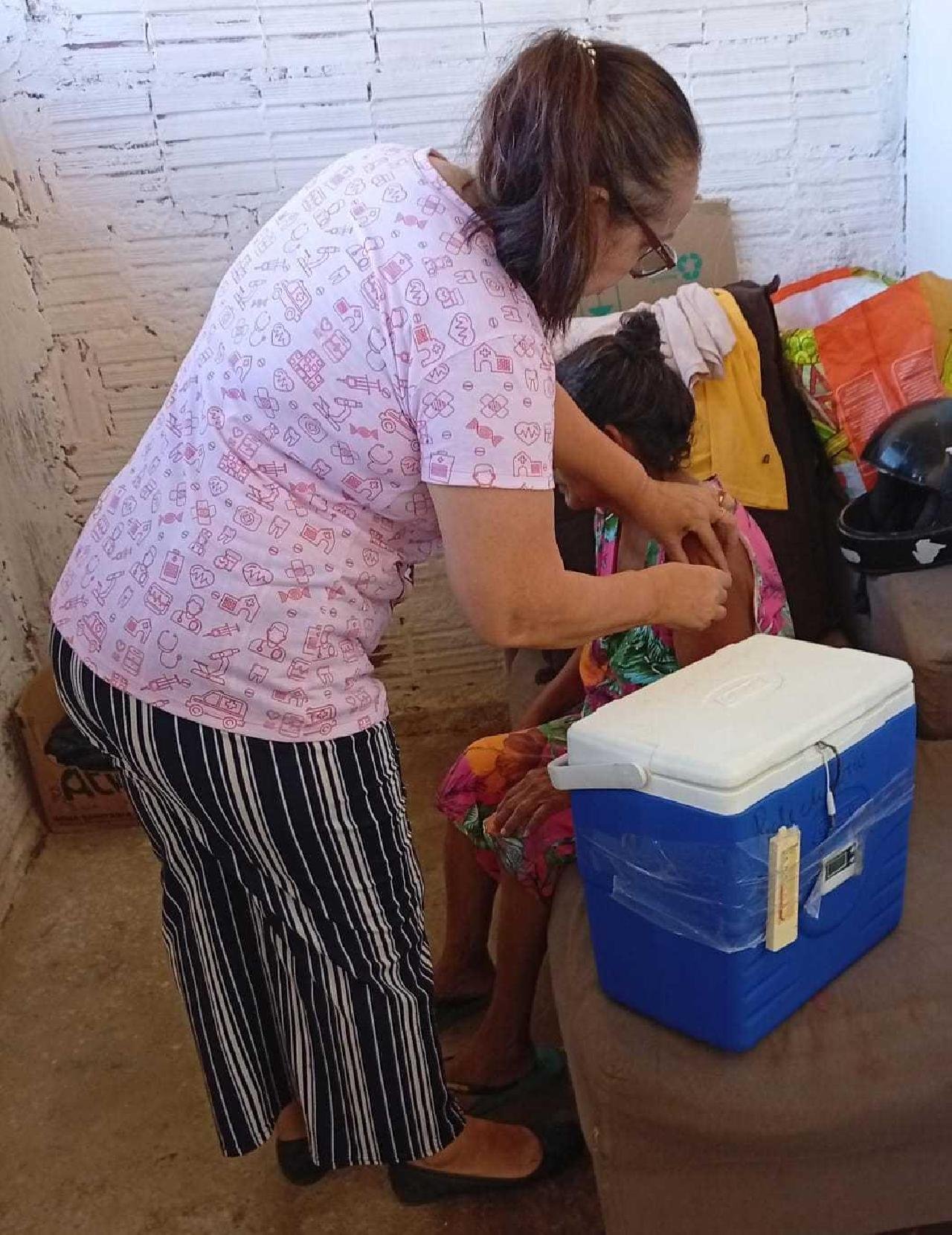 VACINAÇÃO DOMICILIAR É AMPLIADA EM ILHÉUS PARA PACIENTES ACAMADOS E CUIDADORES