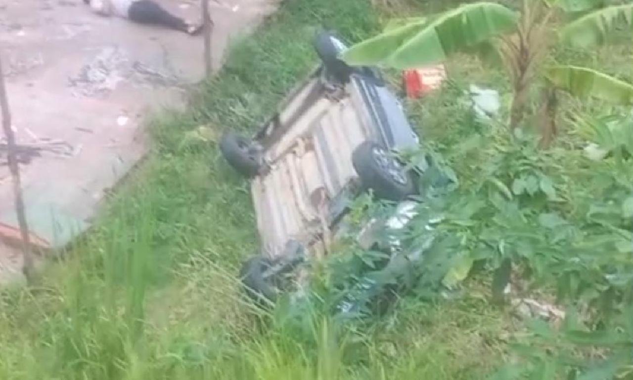 MOTORISTA PERDE CONTROLE DE VEÍCULO E CAI EM ÁREA DE RESIDÊNCIAS NA SAÍDA DO TEOTÔNIO VILELA