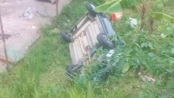 MOTORISTA PERDE CONTROLE DE VEÍCULO E CAI EM ÁREA DE RESIDÊNCIAS NA SAÍDA DO TEOTÔNIO VILELA