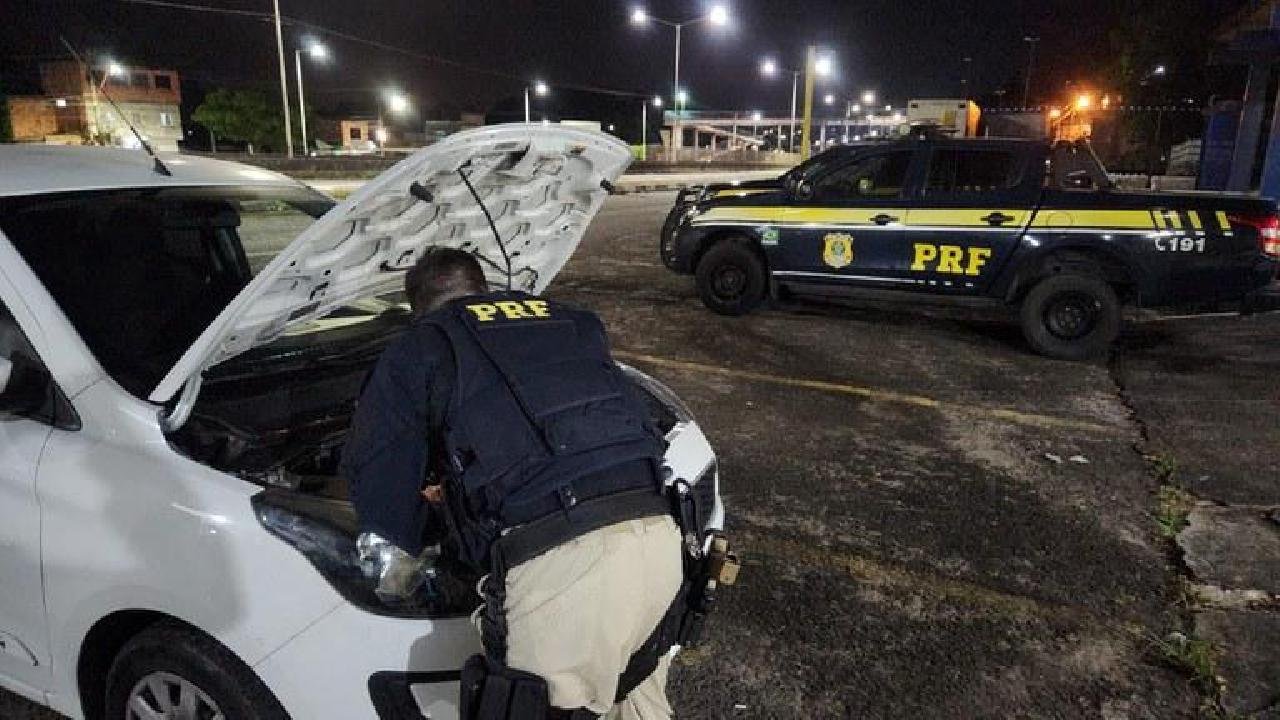 HOMEM COMPRA CARRO ROUBADO EM FEIRÃO DE SALVADOR E É DETIDO PELA PRF NA BR 324 HOMEM COMPRA CARRO ROUBADO EM FEIRÃO DE SALVADOR E É DETIDO PELA PRF NA BR 324