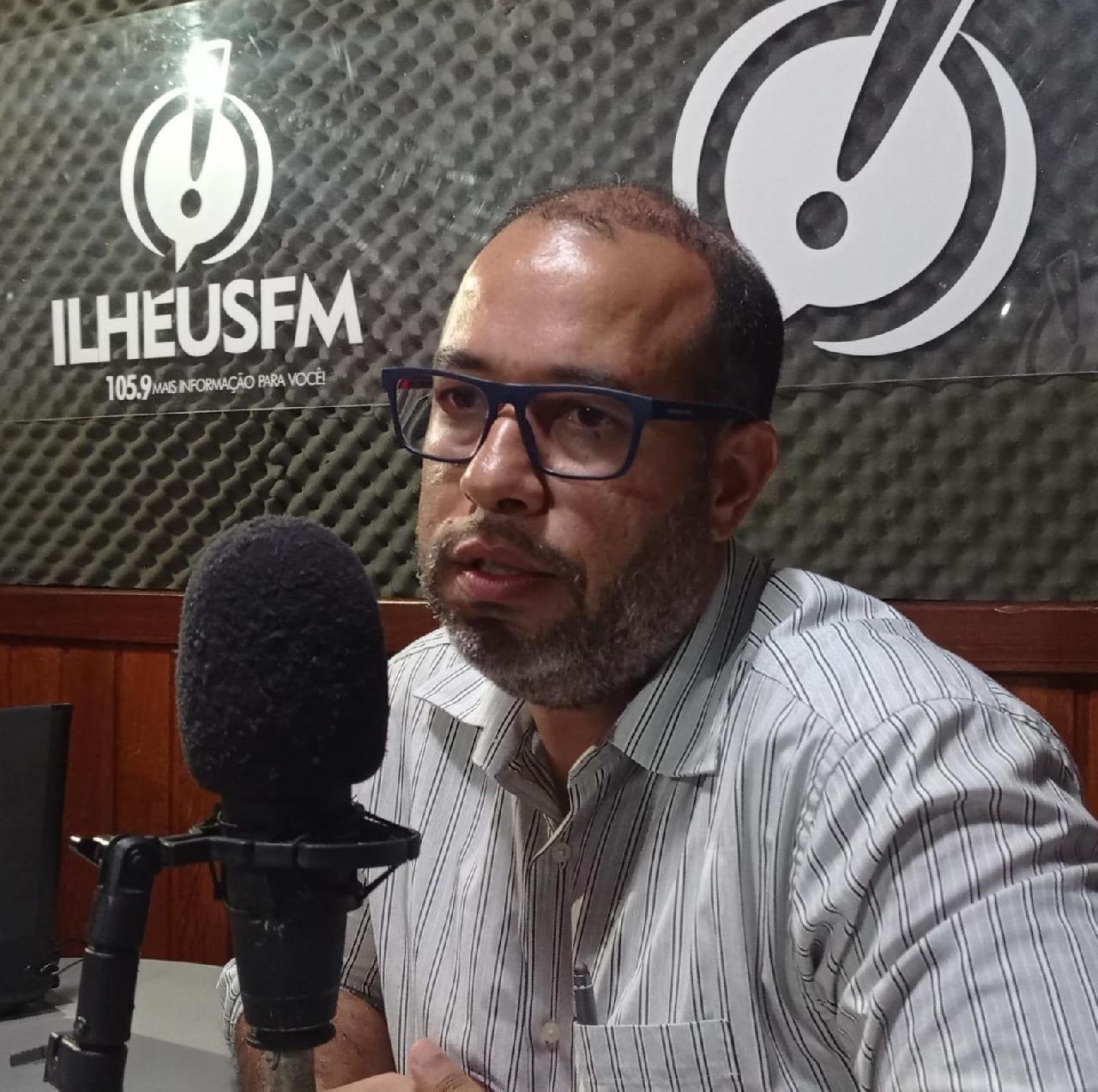 DIRETOR DA SUTRAN JUSTIFICA TAMANHO DOS ASSENTOS DOS ABRIGOS DE ÔNIBUS DA BA-001 EM ILHÉUS DIRETOR DA SUTRAN JUSTIFICA TAMANHO DOS ASSENTOS DOS ABRIGOS DE ÔNIBUS DA BA-001 EM ILHÉUS