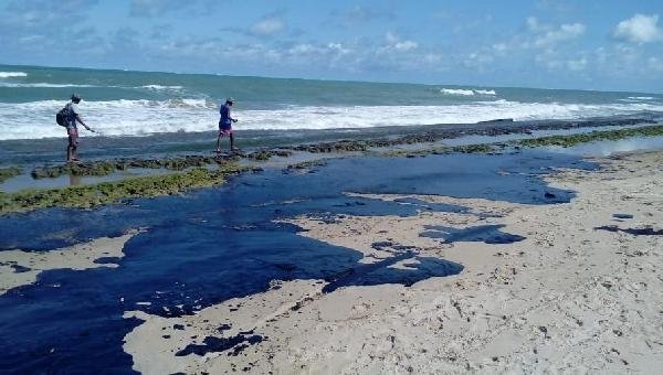 PESCADORES DE ÁREAS ATINGIDAS POR ÓLEO RECEBEM 2ª PARCELA DO AUXÍLIO