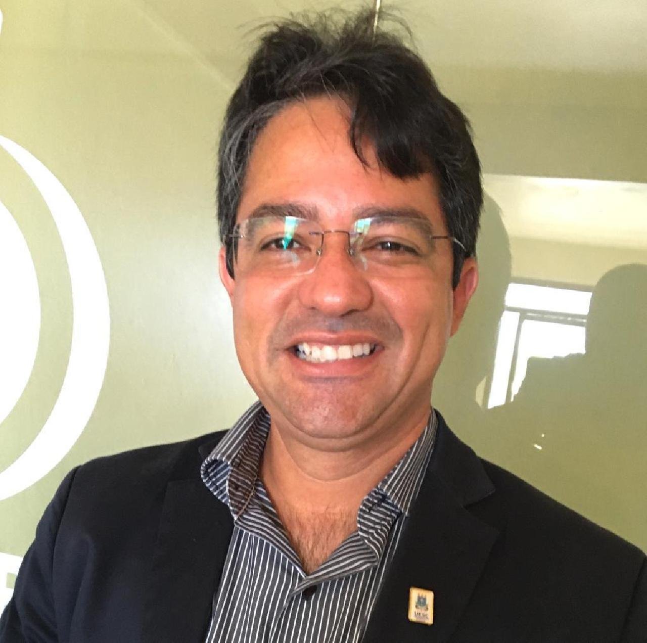 ALESSANDRO SANTANA É ELEITO REITOR DA UESC ALESSANDRO SANTANA É ELEITO REITOR DA UESC