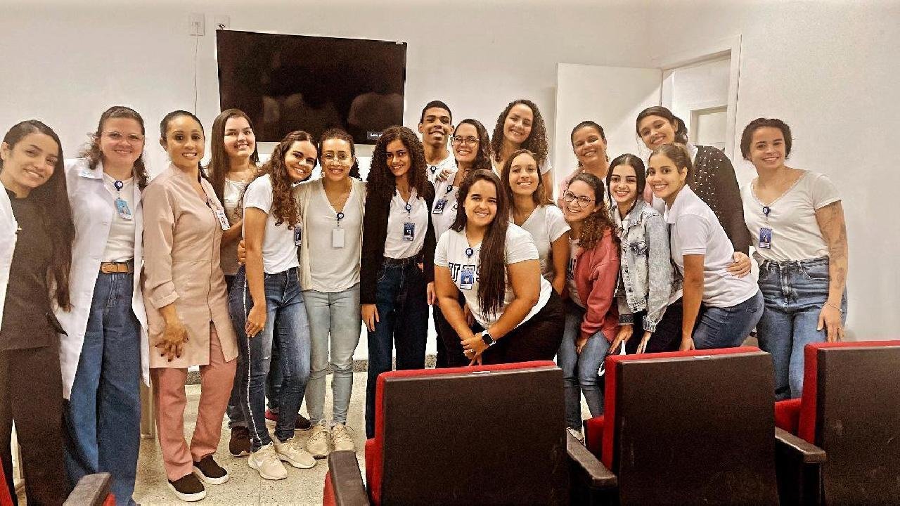 HRCC ORIENTA ESTUDANTES DE ENFERMAGEM DURANTE VISITA PARA APRENDIZADO PRÁTICO HRCC ORIENTA ESTUDANTES DE ENFERMAGEM DURANTE VISITA PARA APRENDIZADO PRÁTICO