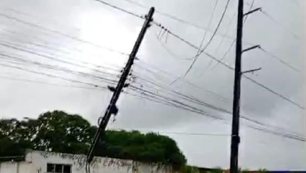POSTE AMEAÇA CAIR NA ZONA NORTE DE ILHÉUS E PREOCUPA MORADORES