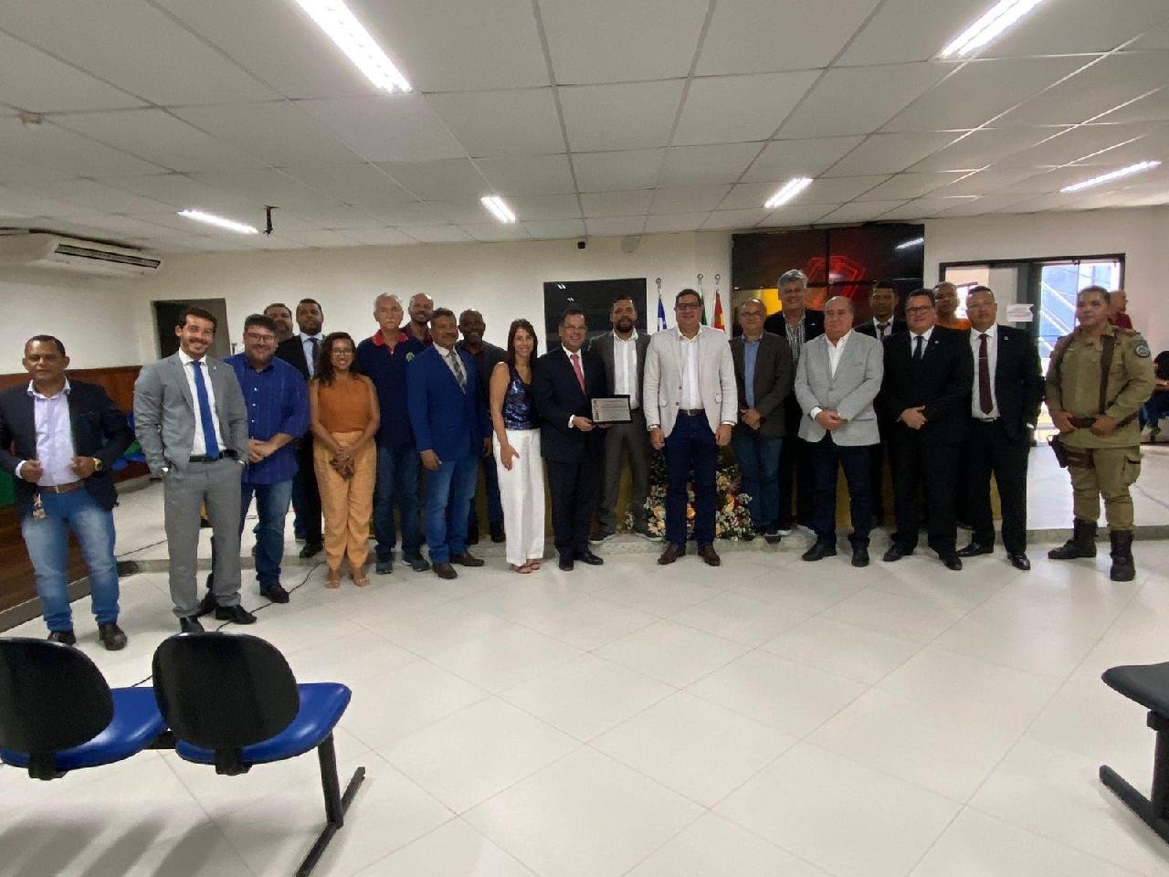 CÂMARA DE VEREADORES CONCEDE TÍTULO DE CIDADÃO ILHEENSE AO ADVOGADO LUIZ COUTINHO CÂMARA DE VEREADORES CONCEDE TÍTULO DE CIDADÃO ILHEENSE AO ADVOGADO LUIZ COUTINHO
