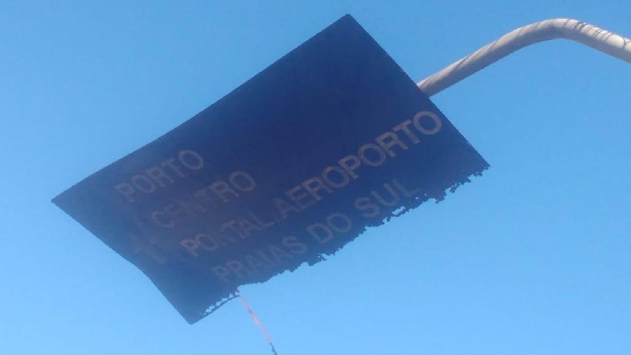 RESTO DE PLACA PODE CAIR EM CARRO A QUALQUER MOMENTO, NO MALHADO RESTO DE PLACA PODE CAIR EM CARRO A QUALQUER MOMENTO, NO MALHADO