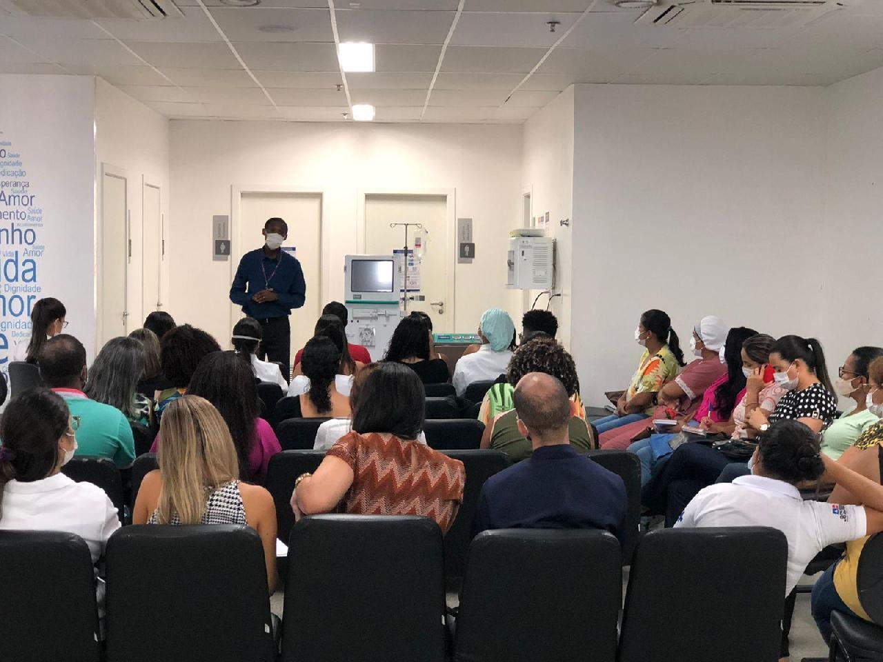 TREINAMENTO ORIENTA SOBRE MANUSEIO DA MÁQUINA DE HEMODIÁLISE NO HOSPITAL REGIONAL COSTA DO CACAU TREINAMENTO ORIENTA SOBRE MANUSEIO DA MÁQUINA DE HEMODIÁLISE NO HOSPITAL REGIONAL COSTA DO CACAU