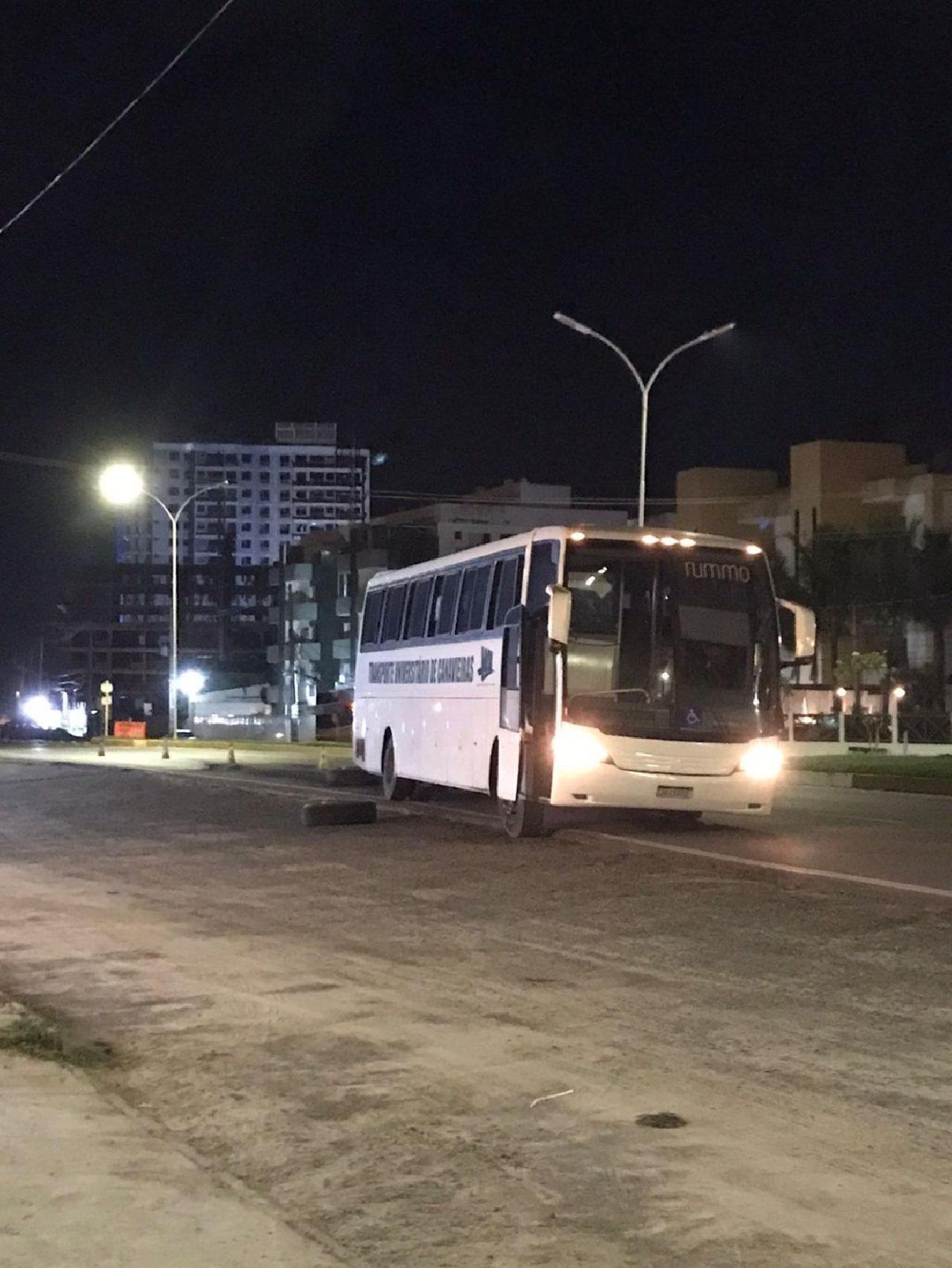 PNEU DE ÔNIBUS ESCOLAR DE CANAVIEIRAS SE SOLTA DURANTE TRANSPORTE DE ALUNOS EM ILHÉUS PNEU DE ÔNIBUS ESCOLAR DE CANAVIEIRAS SE SOLTA DURANTE TRANSPORTE DE ALUNOS EM ILHÉUS