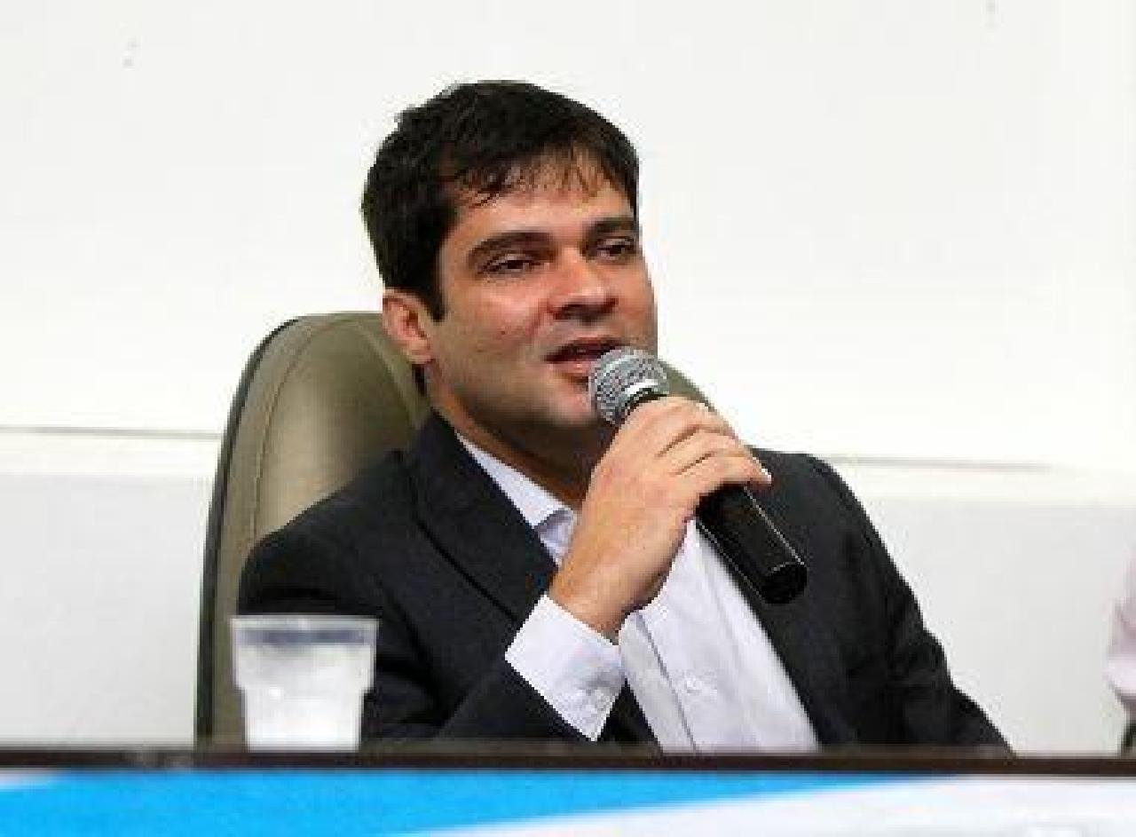 SECRETÁRIO DIZ QUE MINISTÉRIO CONTABILIZOU MAIS DE 40 MIL PESCADORES AFETADOS PELAS MANCHAS SECRETÁRIO DIZ QUE MINISTÉRIO CONTABILIZOU MAIS DE 40 MIL PESCADORES AFETADOS PELAS MANCHAS