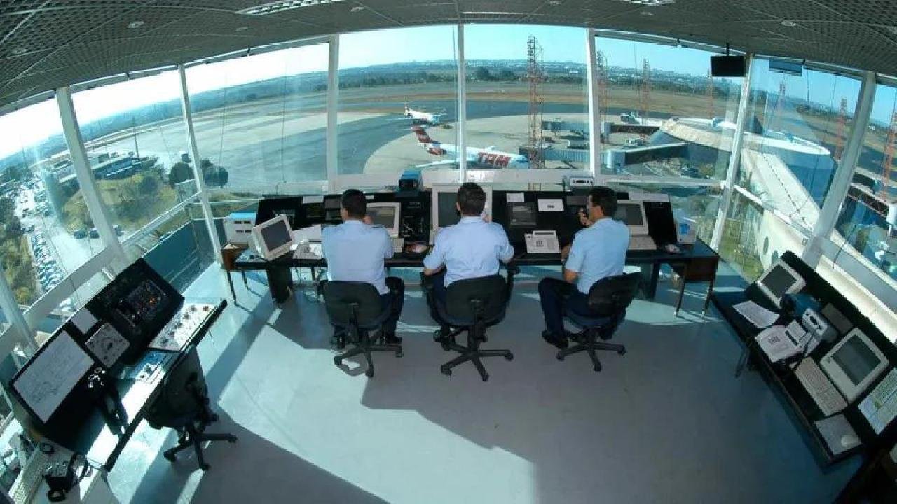 CONTROLADORES DE VOO DE ILHÉUS E OUTRAS CIDADES RECORREM A BICOS COM UBER E AULAS PARA COMPLEMENTAR RENDA CONTROLADORES DE VOO DE ILHÉUS E OUTRAS CIDADES RECORREM A BICOS COM UBER E AULAS PARA COMPLEMENTAR RENDA
