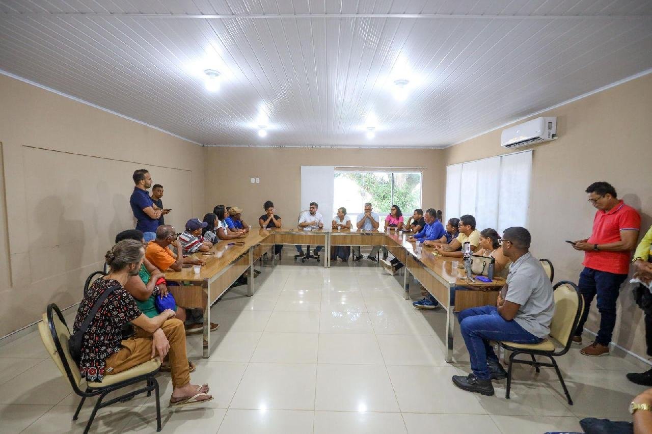 PREFEITO DE ILHÉUS SE REÚNE COM MANIFESTANTES E PROPÕE COMISSÃO PARA ACOMPANHAR TRANSPORTE PÚBLICO