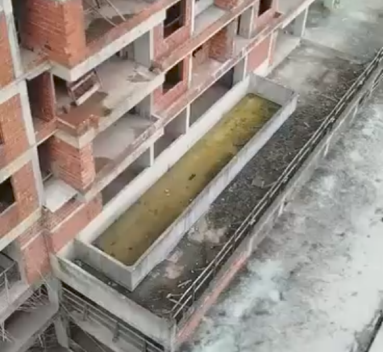 MORADORA DENUNCIA FOCO DE DENGUE NA AVENIDA SOARES LOPES, EM ILHÉUS  MORADORA DENUNCIA FOCO DE DENGUE NA AVENIDA SOARES LOPES, EM ILHÉUS