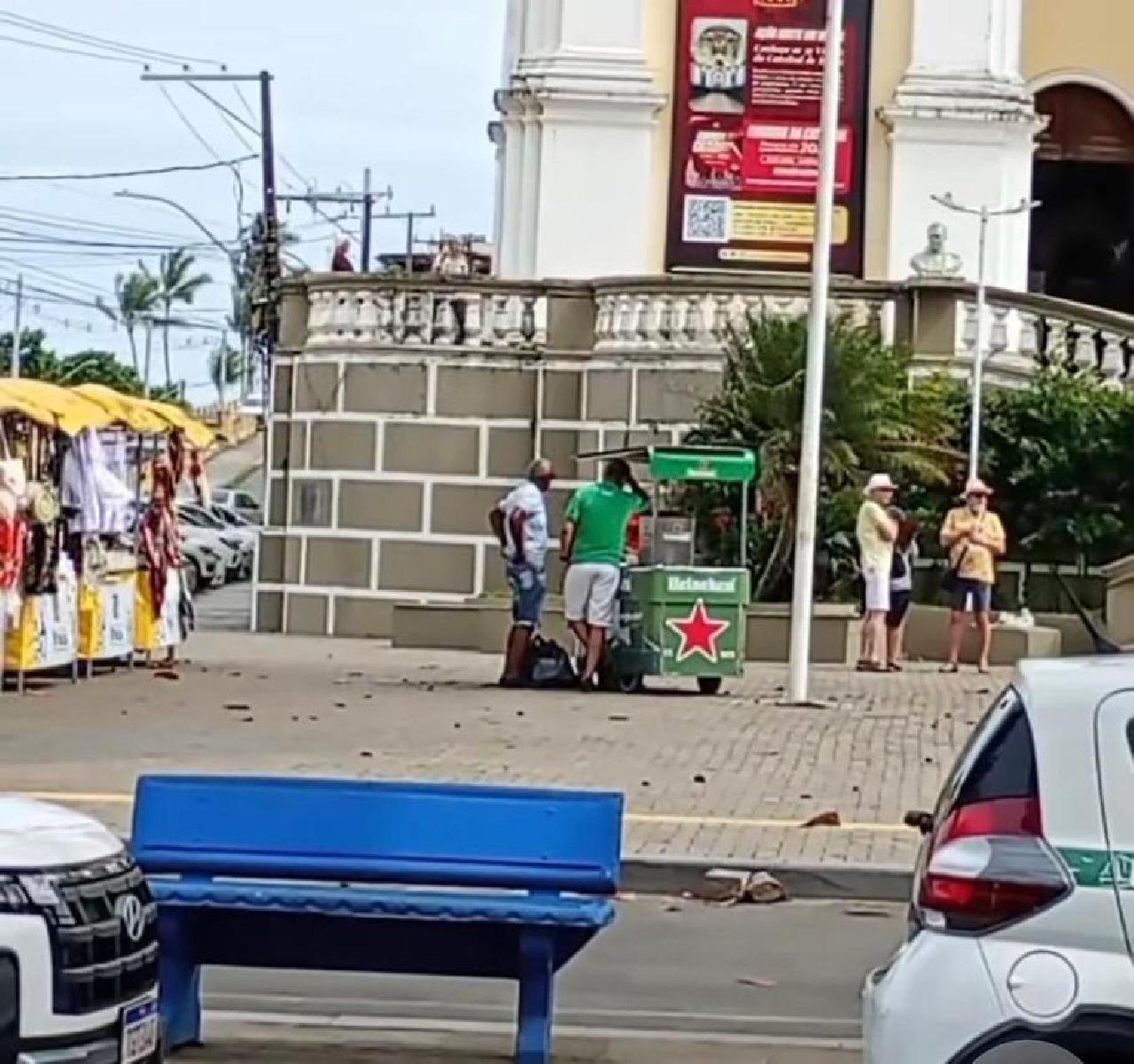 CARRINHO PADRONIZADO DA HEINEKEN NO LARGO DA CATEDRAL GERA POLÊMICA EM ILHÉUS 