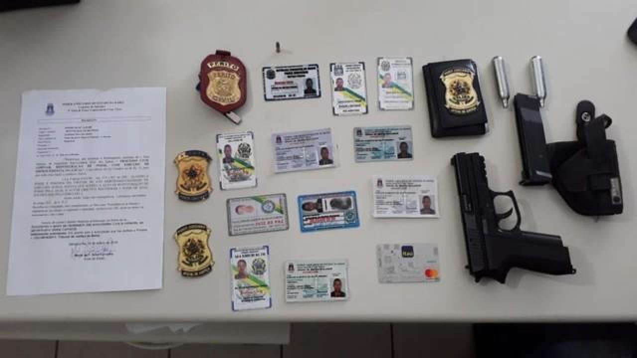 HOMEM É PRESO APÓS SE PASSAR POR POLICIAL FEDERAL E DAR 'VOZ DE PRISÃO' EM VITÓRIA DA CONQUISTA HOMEM É PRESO APÓS SE PASSAR POR POLICIAL FEDERAL E DAR 'VOZ DE PRISÃO' EM VITÓRIA DA CONQUISTA