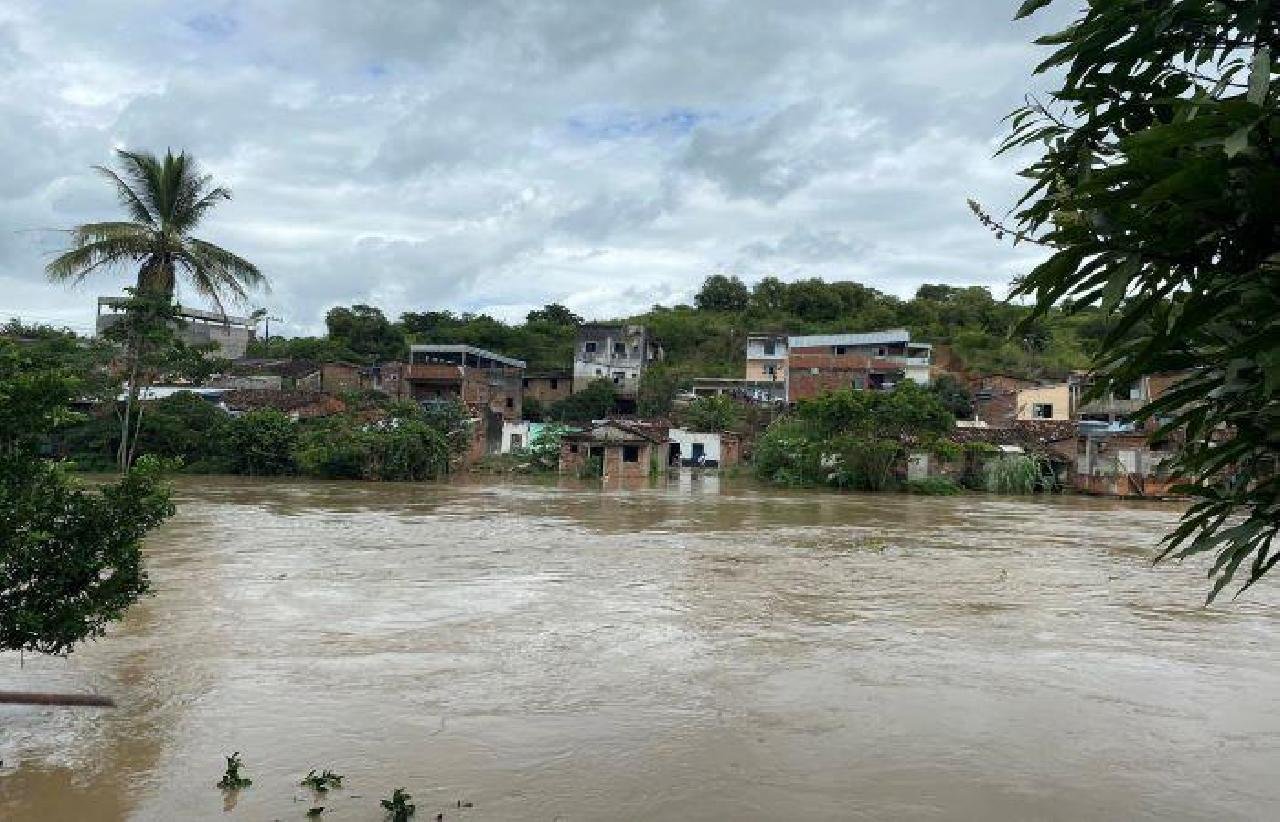 TEMPORAIS CAUSAM ALAGAMENTOS E DEIXAM DESABRIGADOS EM CIDADES DO SUL DA BAHIA TEMPORAIS CAUSAM ALAGAMENTOS E DEIXAM DESABRIGADOS EM CIDADES DO SUL DA BAHIA