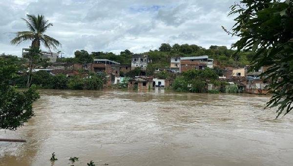 TEMPORAIS CAUSAM ALAGAMENTOS E DEIXAM DESABRIGADOS EM CIDADES DO SUL DA BAHIA