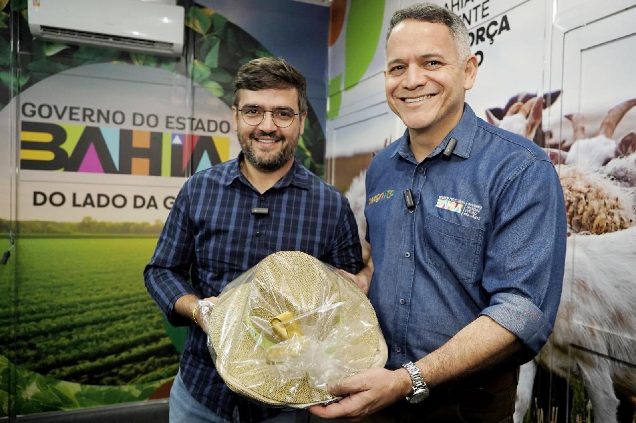 PREFEITO VALDERICO JUNIOR SE REÚNE COM O SECRETÁRIO DE AGRICULTURA DA BAHIA, PABLO BARROZO, DURANTE A FENAGRO