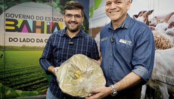 PREFEITO VALDERICO JUNIOR SE REÚNE COM O SECRETÁRIO DE AGRICULTURA DA BAHIA, PABLO BARROZO, DURANTE A FENAGRO