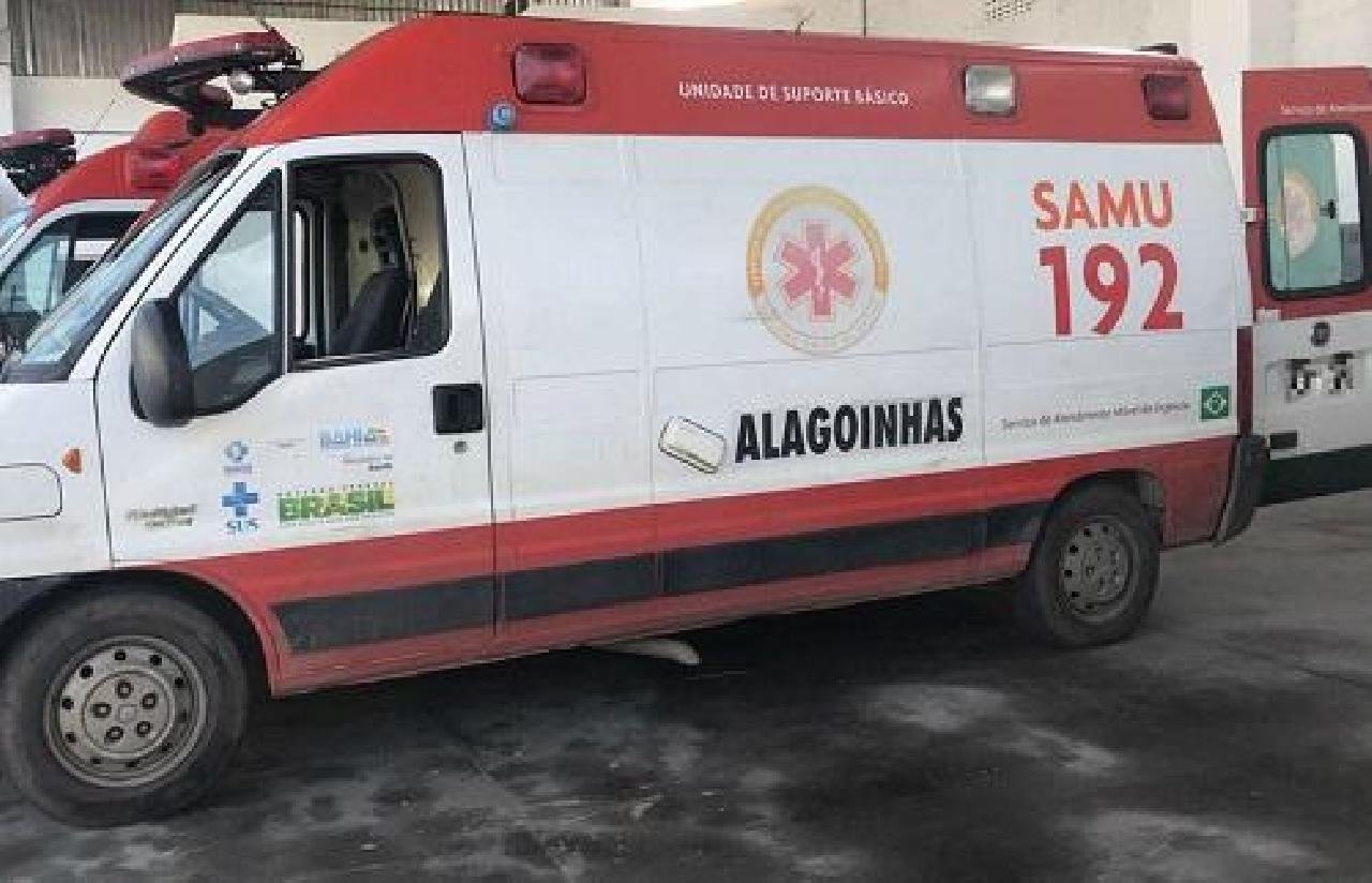 AMBULÂNCIA DO SAMU É ROUBADA NA FRENTE DE HOSPITAL EM ALAGOINHAS