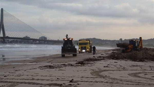 ILHÉUS REFORÇA LIMPEZA DE PRAIAS PARA A RETIRADA DE BARONESAS