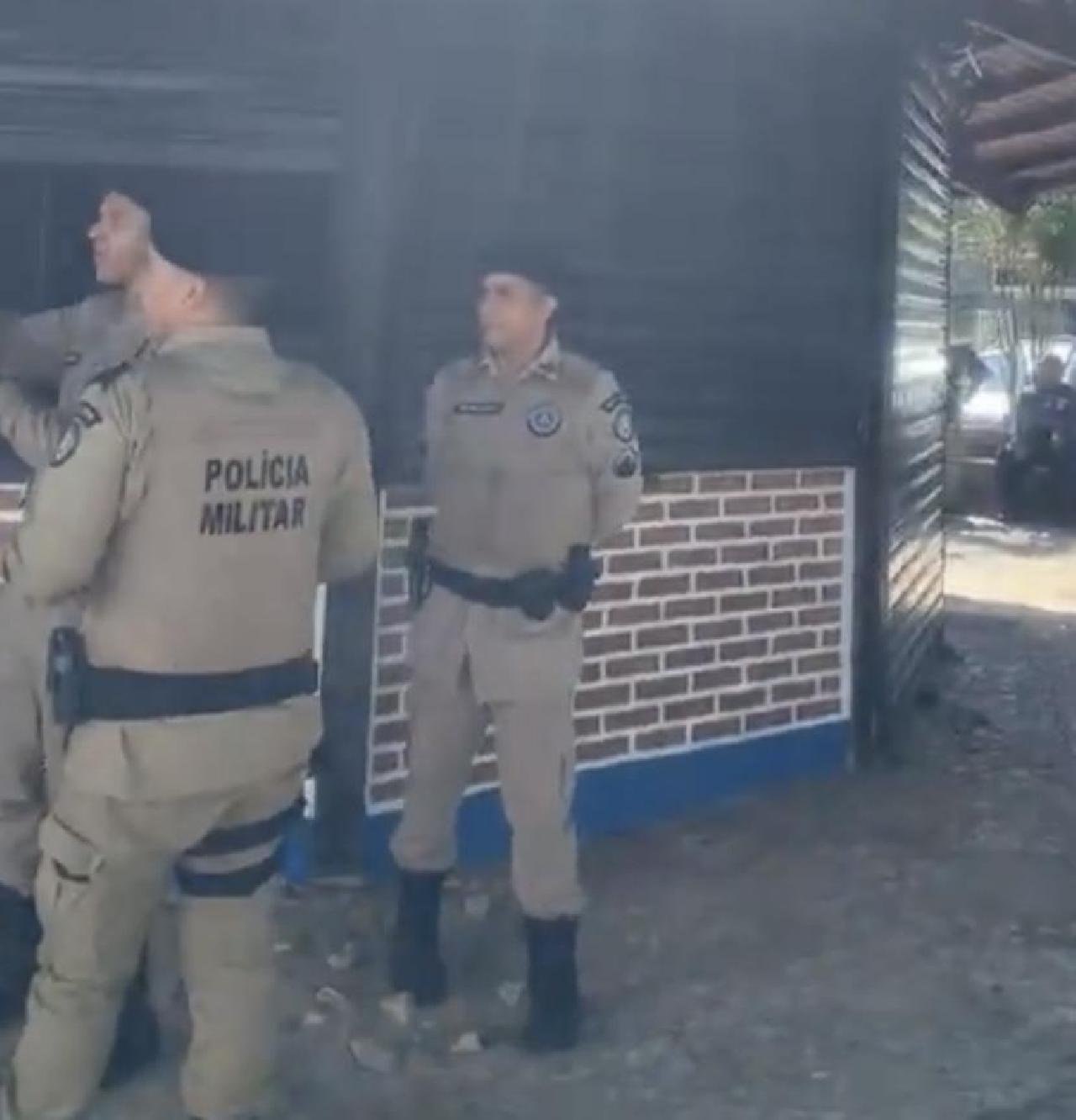 OPERAÇÃO DESOCUPA QUIOSQUES NA AVENIDA 2 DE JULHO EM ILHÉUS OPERAÇÃO DESOCUPA QUIOSQUES NA AVENIDA 2 DE JULHO EM ILHÉUS