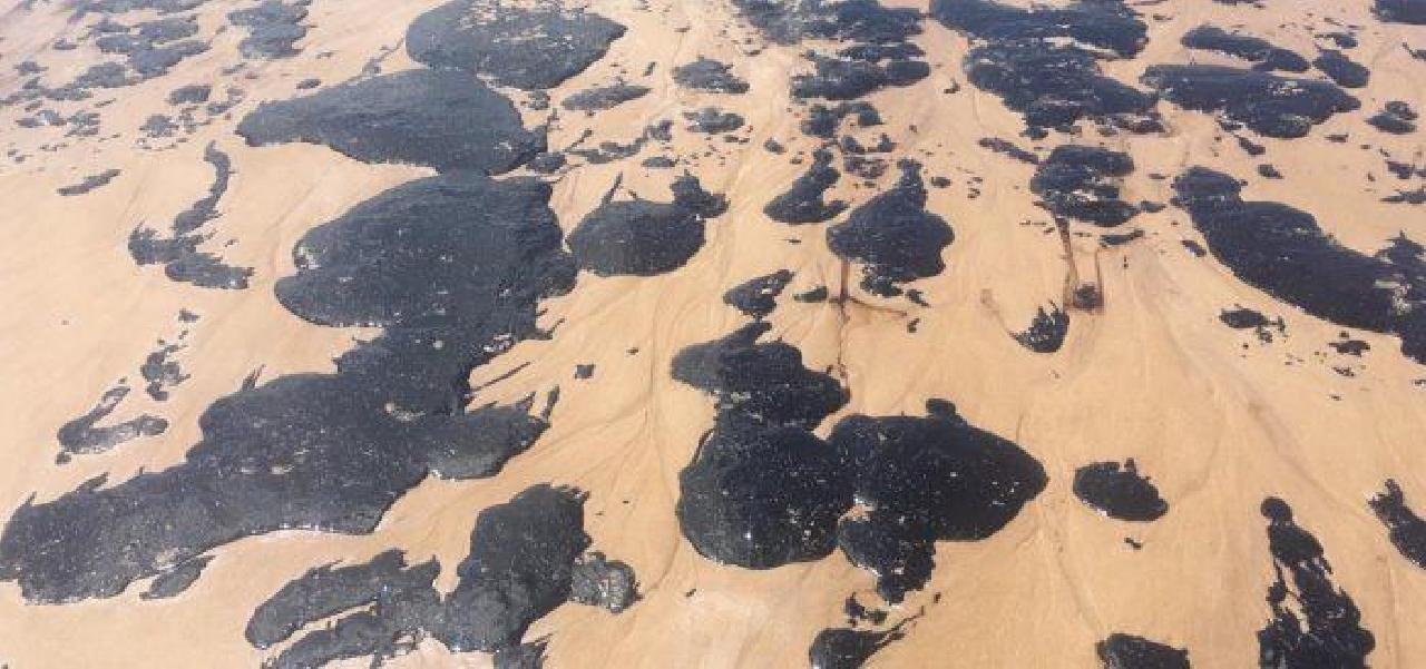 VÍDEO: MANCHAS DE ÓLEO ATINGEM PRAIA DA PITUBA, EM SALVADOR VÍDEO: MANCHAS DE ÓLEO ATINGEM PRAIA DA PITUBA, EM SALVADOR
