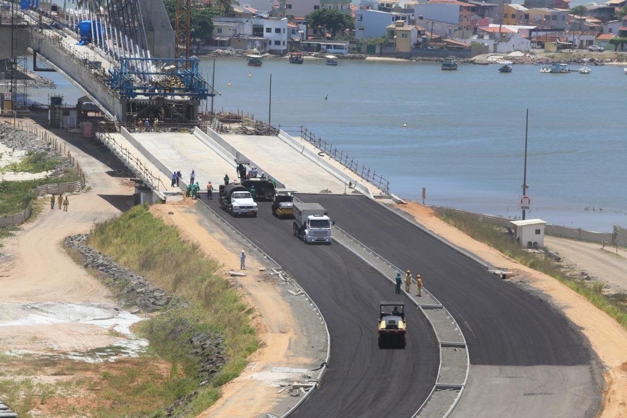 OBRAS DA NOVA PONTE AVANÇAM E SURGE A PRIMEIRA CAMADA DE ASFALTO OBRAS DA NOVA PONTE AVANÇAM E SURGE A PRIMEIRA CAMADA DE ASFALTO