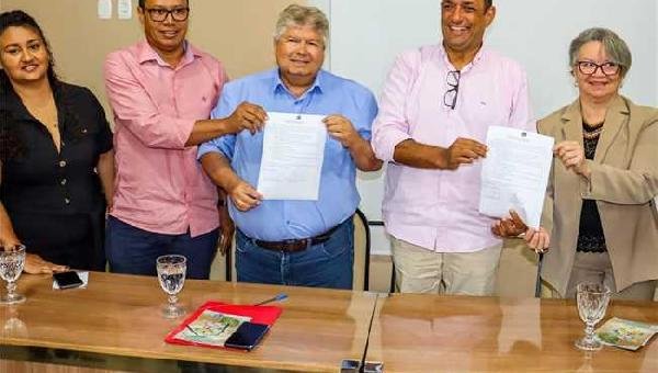 “UM DIA HISTÓRICO” DIZ PREFEITO MÁRIO ALEXANDRE AO ASSINAR ACORDO PARA DESATIVAR O LIXÃO DE ITARIRI