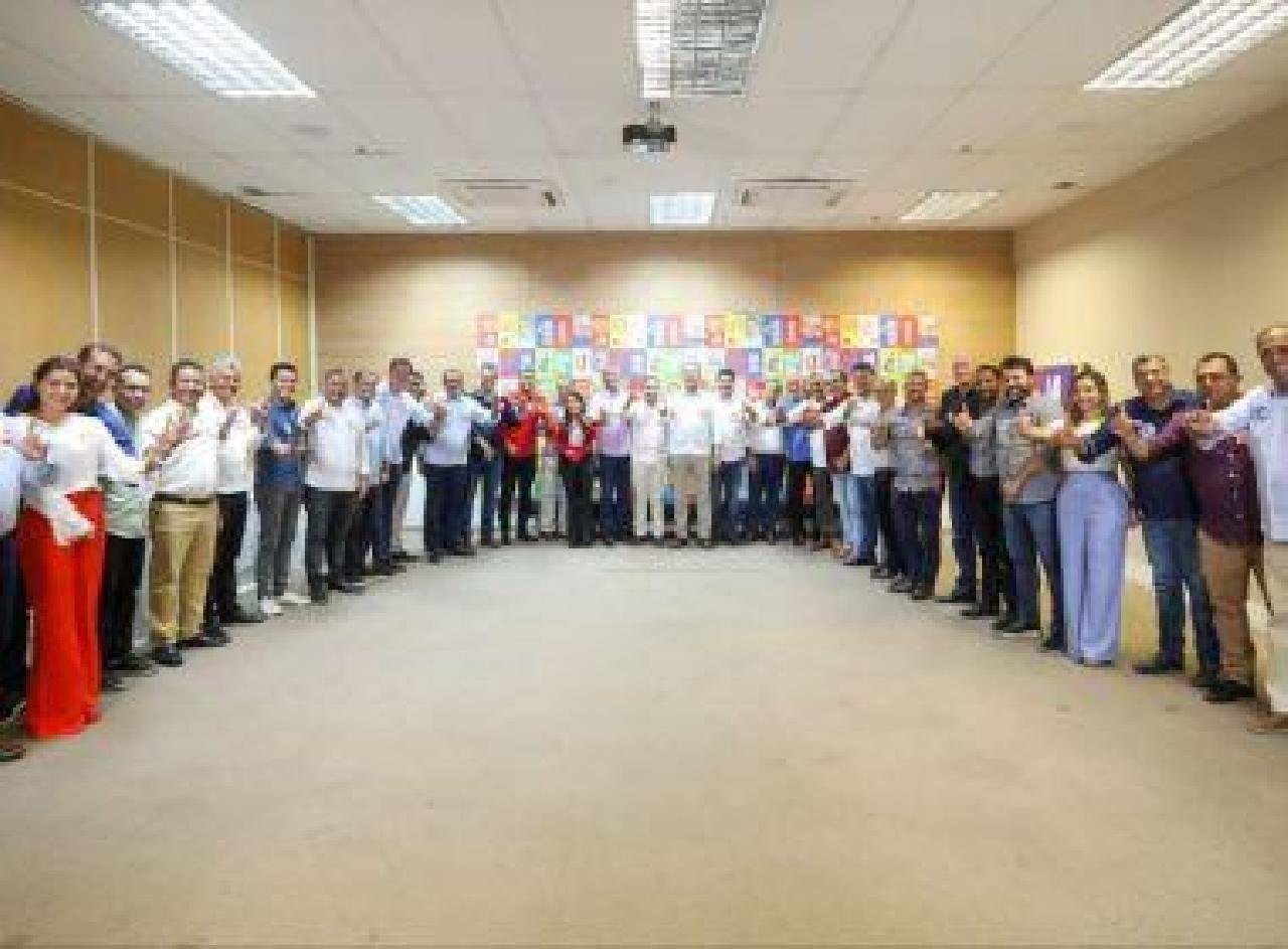 MAIS 100 PREFEITOS E PREFEITAS SE REÚNEM COM JERÔNIMO E GRAVAM VÍDEOS DE APOIO MAIS 100 PREFEITOS E PREFEITAS SE REÚNEM COM JERÔNIMO E GRAVAM VÍDEOS DE APOIO