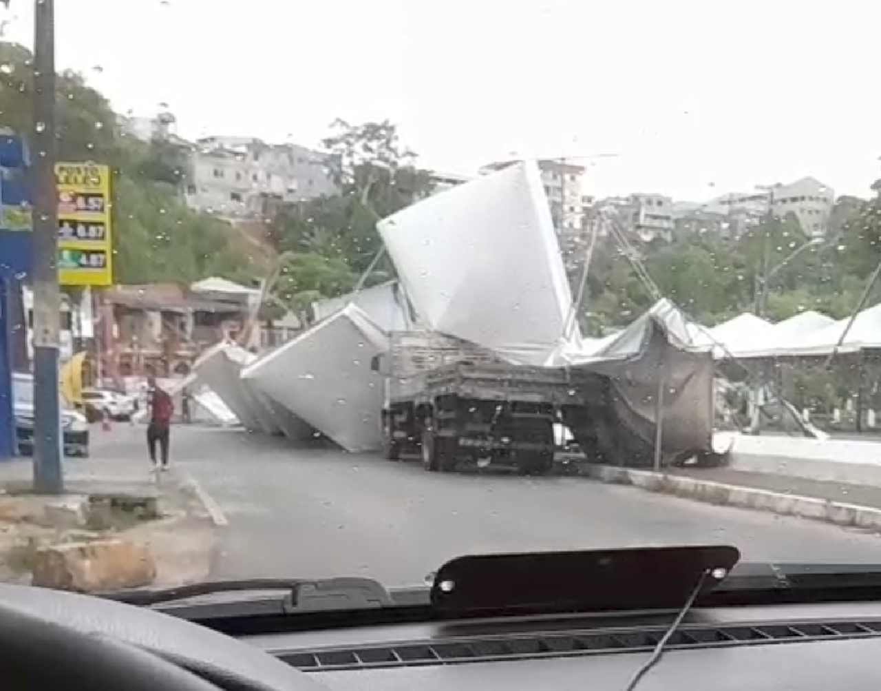 CHUVA EM ILHÉUS: VENTO DERRUBA TOLDOS DE EVENTO E ATINGE VEÍCULO NA AV. DOIS DE JULHO CHUVA EM ILHÉUS: VENTO DERRUBA TOLDOS DE EVENTO E ATINGE VEÍCULO NA AV. DOIS DE JULHO