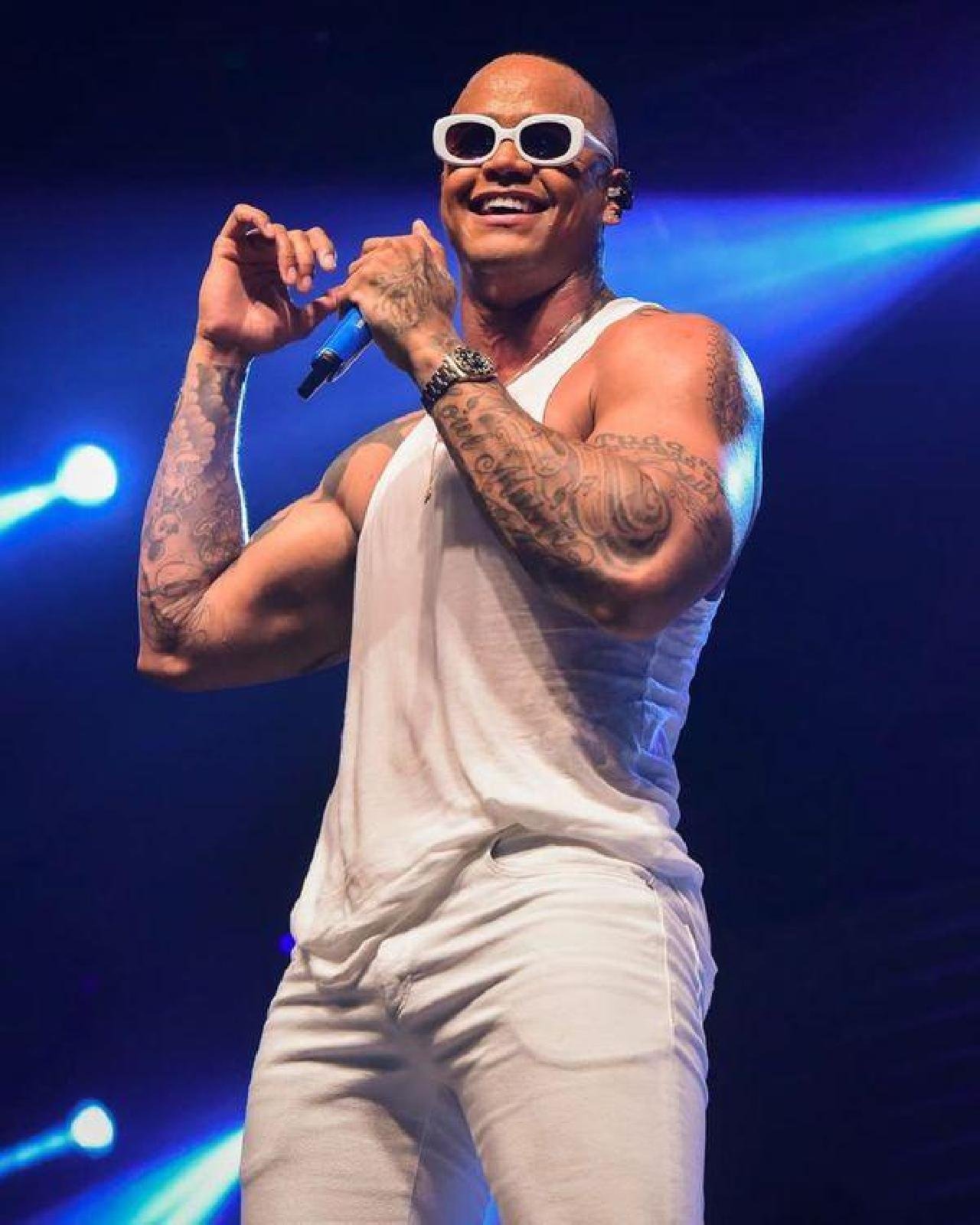 VÍDEO: LÉO SANTANA NÃO CONSEGUE EMBARCAR PARA SHOW DE ILHÉUS