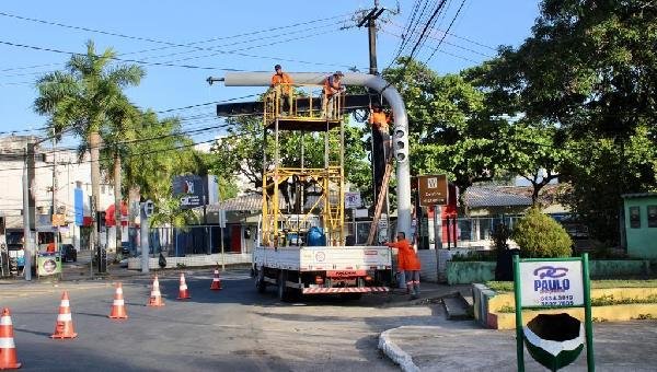 NOVOS SEMÁFOROS SÃO INSTALADOS NO PONTAL E NA REGIÃO CENTRAL DA CIDADE 