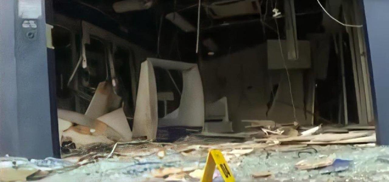 BANDIDOS EXPLODEM AGÊNCIA BANCÁRIA EM PAU DA LIMA E FAZEM REFÉNS; É 23º ATAQUE NA BAHIA BANDIDOS EXPLODEM AGÊNCIA BANCÁRIA EM PAU DA LIMA E FAZEM REFÉNS; É 23º ATAQUE NA BAHIA